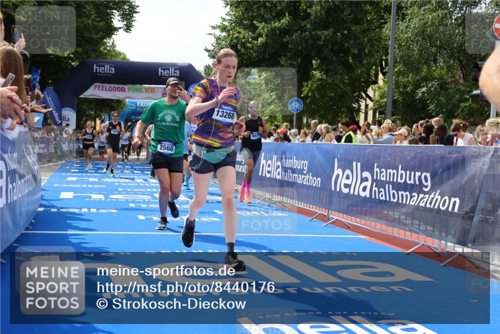 29.06.2025 - hella hamburg halbmarathon Strokosch-Dieckow http://msf.ph/oto/8440176 29.06.2025 10:41:06 Ziel 1136, 2568, 2949, 3332, 3618, 4205, 4380, 4871, 5709, 6550, 6683, 8122, 9358, 9659, 9755, 9815, 10375, 11062, 11922, 12895, 13268, 17100, 17620, 17834, 17971, 18045, 18049 meine-sportfotos.de