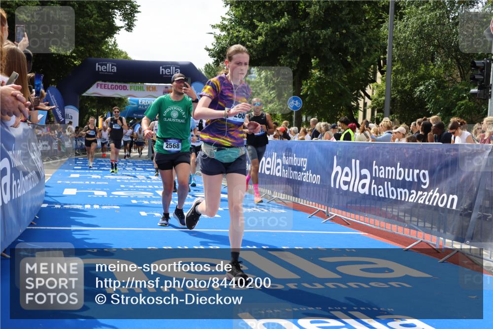 29.06.2025 - hella hamburg halbmarathon Strokosch-Dieckow http://msf.ph/oto/8440200 29.06.2025 10:41:06 Ziel 1136, 2568, 2949, 3332, 3618, 4205, 4380, 4871, 5709, 6550, 6683, 8122, 9358, 9659, 9755, 9815, 10375, 11062, 11922, 12895, 13268, 17100, 17620, 17834, 17971, 18045, 18049 meine-sportfotos.de