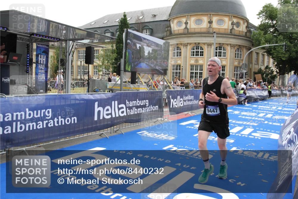 29.06.2025 - hella hamburg halbmarathon Michael Strokosch http://msf.ph/oto/8440232 29.06.2025 10:23:55 Ziel 6699, 7963, 9447, 10780, 11194, 12360 meine-sportfotos.de