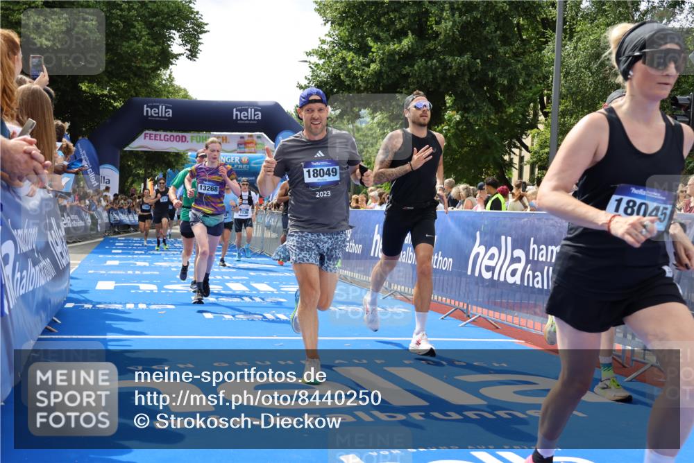 29.06.2025 - hella hamburg halbmarathon Strokosch-Dieckow http://msf.ph/oto/8440250 29.06.2025 10:41:05 Ziel 1136, 2568, 2949, 3332, 3618, 4205, 4380, 4871, 5709, 6550, 6683, 8122, 9358, 9659, 9755, 9815, 10375, 11062, 11922, 12895, 13268, 17100, 17620, 17834, 17971, 18045, 18049 meine-sportfotos.de
