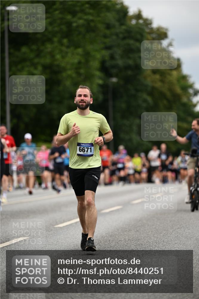 29.06.2025 - hella hamburg halbmarathon Dr. Thomas Lammeyer http://msf.ph/oto/8440251 29.06.2025 10:56:51 Kennedybrücke 1369, 1978, 2308, 2593, 3140, 3645, 3787, 4815, 5262, 6406, 6671, 6985, 7682, 7737, 8194, 8196, 8250, 8251, 8672, 9068, 9070, 9730, 10296, 10342, 10496, 10600, 10634, 10693, 10884, 11084, 11297, 11375 meine-sportfotos.de
