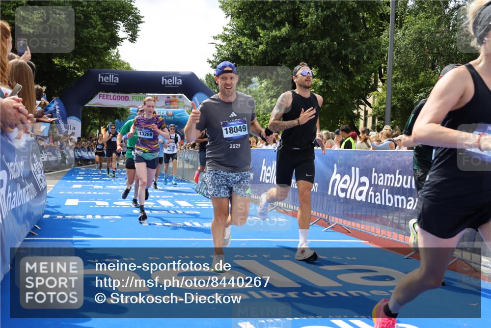 29.06.2025 - hella hamburg halbmarathon Strokosch-Dieckow http://msf.ph/oto/8440267 29.06.2025 10:41:05 Ziel 1136, 2568, 2949, 3332, 3618, 4205, 4380, 4871, 5709, 6550, 6683, 8122, 9358, 9659, 9755, 9815, 10375, 11062, 11922, 12895, 13268, 17100, 17620, 17834, 17971, 18045, 18049 meine-sportfotos.de