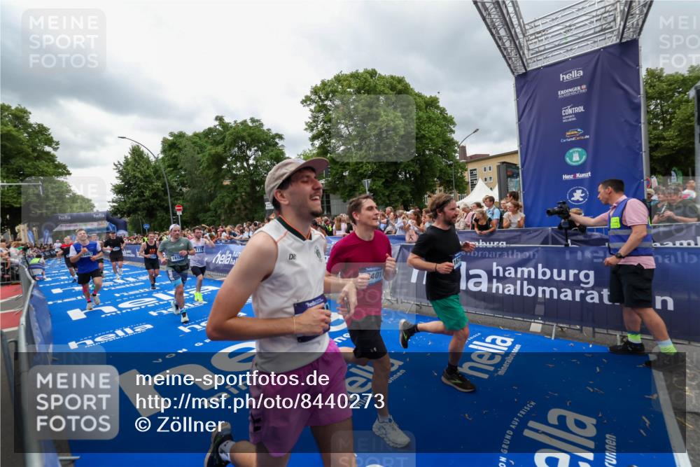 29.06.2025 - hella hamburg halbmarathon Zöllner http://msf.ph/oto/8440273 29.06.2025 10:55:56 Ziel 1179, 2612, 3256, 3668, 4772, 7147, 7976, 8968, 9246, 10084, 13474, 15884, 16401, 16434, 16786, 18125, 18867, 19047 meine-sportfotos.de