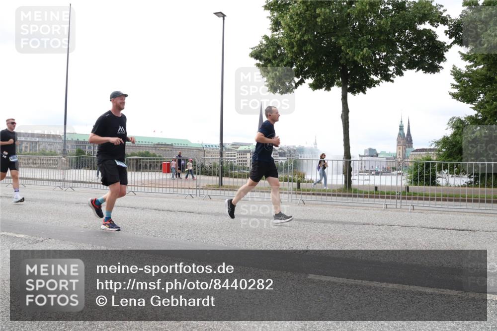 29.06.2025 - hella hamburg halbmarathon Lena Gebhardt http://msf.ph/oto/8440282 29.06.2025 10:29:17 Lombardsbrücke 1230, 1518, 1661, 1869, 2688, 3179, 3311, 3717, 4161, 4349, 4362, 4373, 4834, 4982, 5167, 6285, 6345, 6725, 7169, 7449, 7517, 8048, 8812, 9714, 10198, 10322, 10641, 10808, 10996, 11249, 11792, 11803, 11989, 12086, 12099, 12404, 12442, 12958, 13090, 13382, 14205, 14644, 15143, 15452, 15453, 15952, 15955, 16659, 16662, 16673, 16676, 17496, 18298, 18299, 18414 meine-sportfotos.de