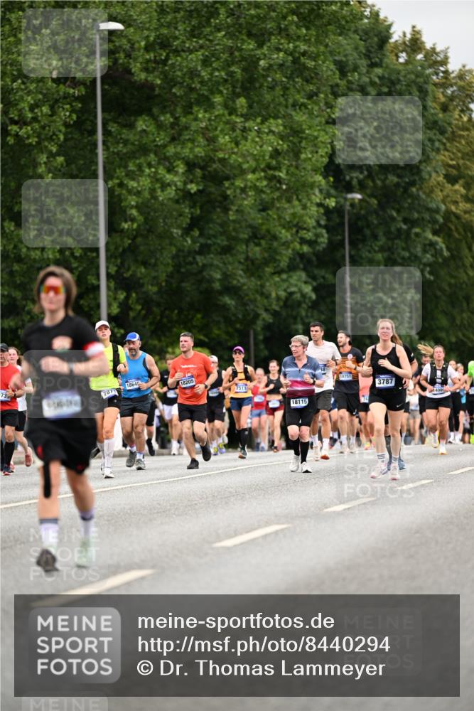 29.06.2025 - hella hamburg halbmarathon Dr. Thomas Lammeyer http://msf.ph/oto/8440294 29.06.2025 10:56:59 Kennedybrücke 1369, 2308, 2593, 2988, 3140, 3227, 3645, 3787, 5262, 6135, 6604, 6671, 6985, 7682, 7735, 7737, 7871, 8250, 8251, 9340, 10600, 10634, 10693, 10884, 11297 meine-sportfotos.de