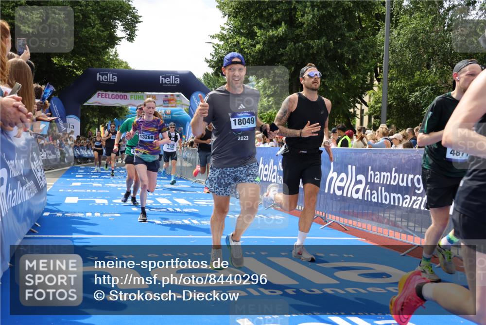 29.06.2025 - hella hamburg halbmarathon Strokosch-Dieckow http://msf.ph/oto/8440296 29.06.2025 10:41:05 Ziel 1136, 2568, 2949, 3332, 3618, 4205, 4380, 4871, 5709, 6550, 6683, 8122, 9358, 9659, 9755, 9815, 10375, 11062, 11922, 12895, 13268, 17100, 17620, 17834, 17971, 18045, 18049 meine-sportfotos.de