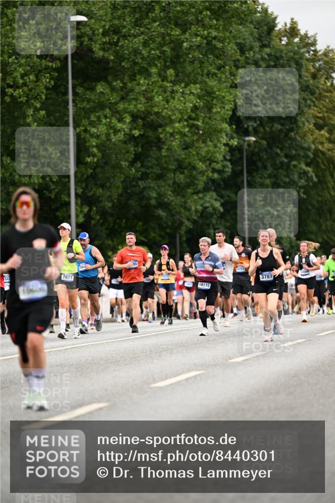 29.06.2025 - hella hamburg halbmarathon Dr. Thomas Lammeyer http://msf.ph/oto/8440301 29.06.2025 10:56:59 Kennedybrücke 1369, 2308, 2593, 2988, 3140, 3227, 3645, 3787, 5262, 6135, 6604, 6671, 6985, 7682, 7735, 7737, 7871, 8250, 8251, 9340, 10600, 10634, 10693, 10884, 11297 meine-sportfotos.de