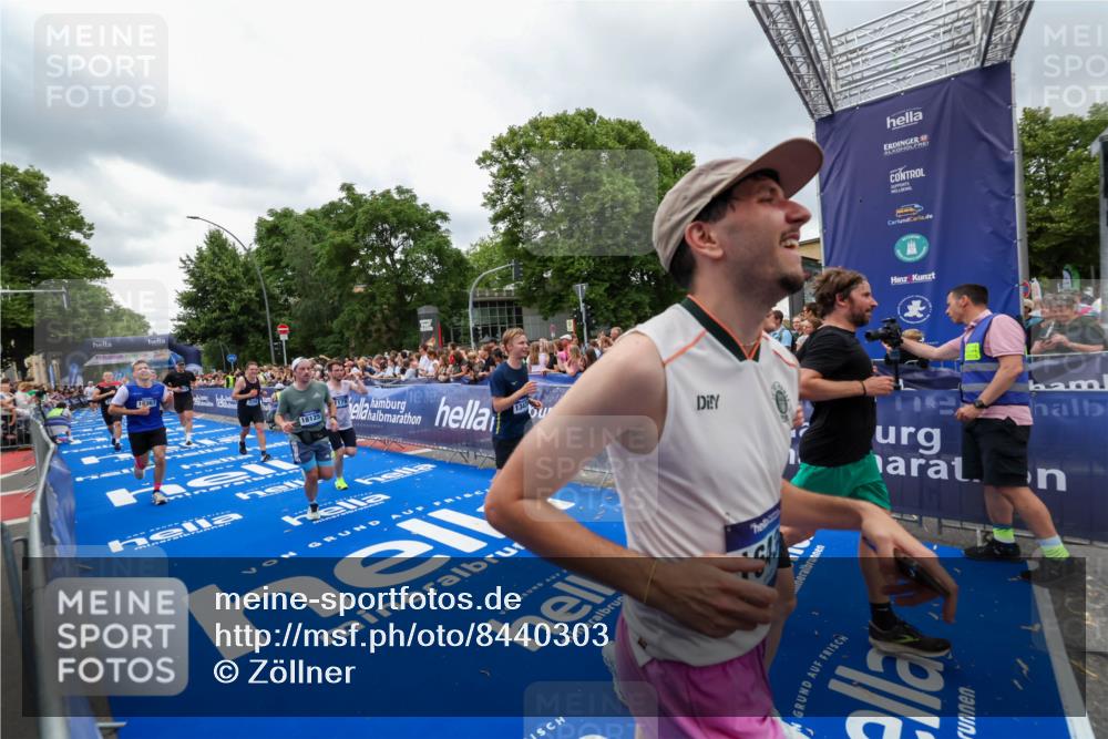 29.06.2025 - hella hamburg halbmarathon Zöllner http://msf.ph/oto/8440303 29.06.2025 10:55:56 Ziel 1179, 2612, 3256, 3668, 4772, 7147, 7976, 8968, 9246, 10084, 13474, 15884, 16401, 16434, 16786, 18125, 18867, 19047 meine-sportfotos.de