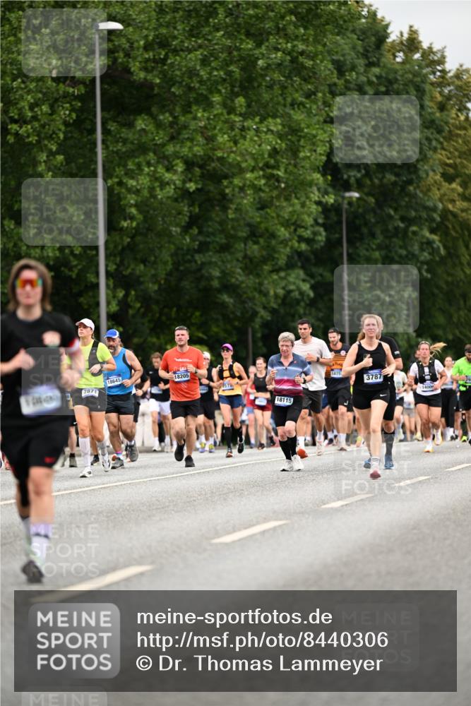 29.06.2025 - hella hamburg halbmarathon Dr. Thomas Lammeyer http://msf.ph/oto/8440306 29.06.2025 10:56:59 Kennedybrücke 1369, 2308, 2593, 2988, 3140, 3227, 3645, 3787, 5262, 6135, 6604, 6671, 6985, 7682, 7735, 7737, 7871, 8250, 8251, 9340, 10600, 10634, 10693, 10884, 11297 meine-sportfotos.de