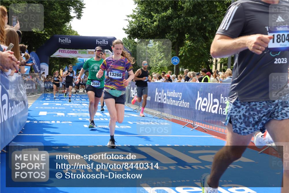 29.06.2025 - hella hamburg halbmarathon Strokosch-Dieckow http://msf.ph/oto/8440314 29.06.2025 10:41:06 Ziel 1136, 2568, 2949, 3332, 3618, 4205, 4380, 4871, 5709, 6550, 6683, 8122, 9358, 9659, 9755, 9815, 10375, 11062, 11922, 12895, 13268, 17100, 17620, 17834, 17971, 18045, 18049 meine-sportfotos.de