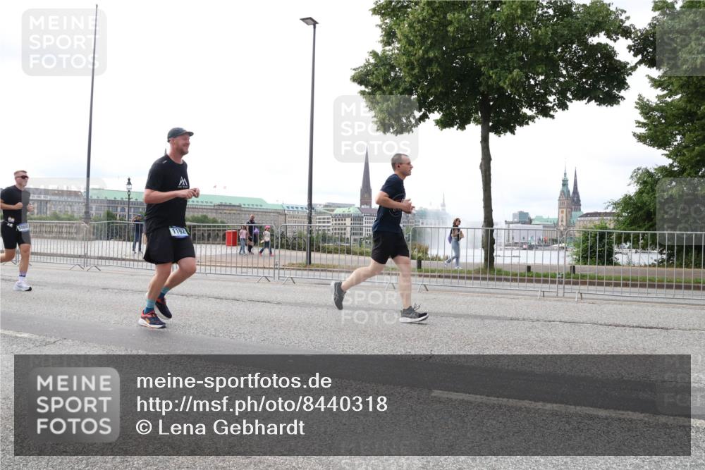 29.06.2025 - hella hamburg halbmarathon Lena Gebhardt http://msf.ph/oto/8440318 29.06.2025 10:29:17 Lombardsbrücke 1192, 1230, 1518, 1661, 1869, 2688, 3179, 3311, 3717, 4161, 4349, 4362, 4373, 4834, 4982, 5167, 6285, 6345, 6725, 7169, 7449, 7517, 8048, 8812, 9714, 10198, 10322, 10641, 10808, 10996, 11249, 11792, 11803, 11989, 12086, 12099, 12404, 12442, 12958, 13090, 13382, 14205, 14644, 15143, 15452, 15453, 15952, 15955, 16659, 16662, 16673, 16676, 17496, 18298, 18299, 18414 meine-sportfotos.de
