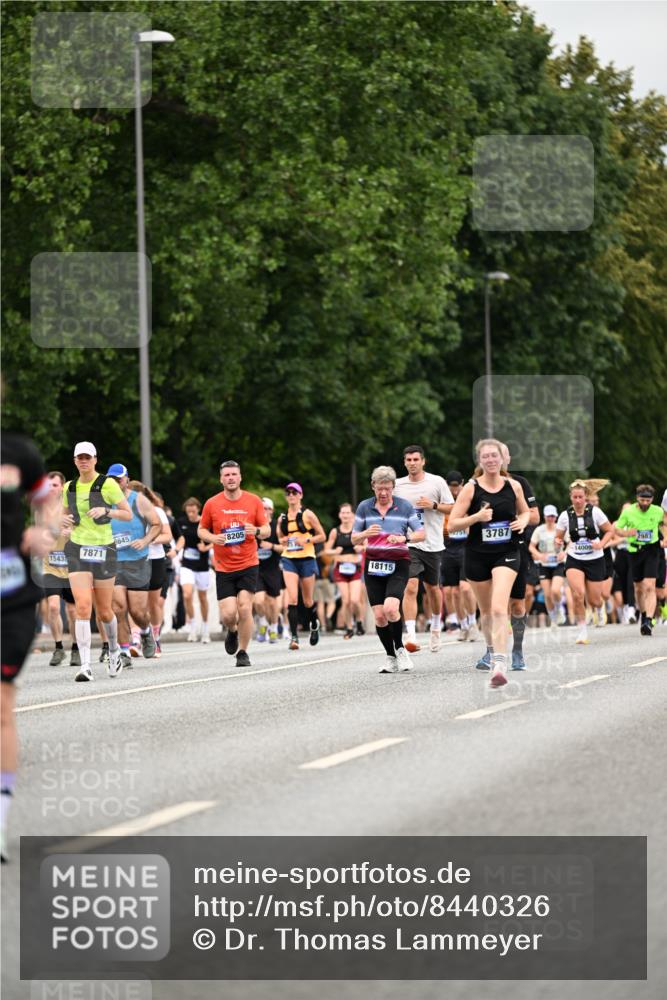 29.06.2025 - hella hamburg halbmarathon Dr. Thomas Lammeyer http://msf.ph/oto/8440326 29.06.2025 10:57:00 Kennedybrücke 1369, 2308, 2593, 2988, 3227, 3645, 3787, 5262, 6135, 6604, 6671, 7511, 7682, 7735, 7737, 7871, 8250, 8251, 9340, 10600, 10634, 10693, 10884, 11297 meine-sportfotos.de