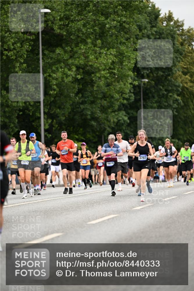 29.06.2025 - hella hamburg halbmarathon Dr. Thomas Lammeyer http://msf.ph/oto/8440333 29.06.2025 10:57:00 Kennedybrücke 1369, 2308, 2593, 2988, 3227, 3645, 3787, 5262, 6135, 6604, 6671, 7511, 7682, 7735, 7737, 7871, 8250, 8251, 9340, 10600, 10634, 10693, 10884, 11297 meine-sportfotos.de