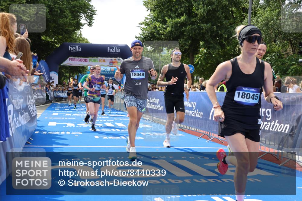 29.06.2025 - hella hamburg halbmarathon Strokosch-Dieckow http://msf.ph/oto/8440339 29.06.2025 10:41:05 Ziel 1136, 2568, 2949, 3332, 3618, 4205, 4380, 4871, 5709, 6550, 6683, 8122, 9358, 9659, 9755, 9815, 10375, 11062, 11922, 12895, 13268, 17100, 17620, 17834, 17971, 18045, 18049 meine-sportfotos.de