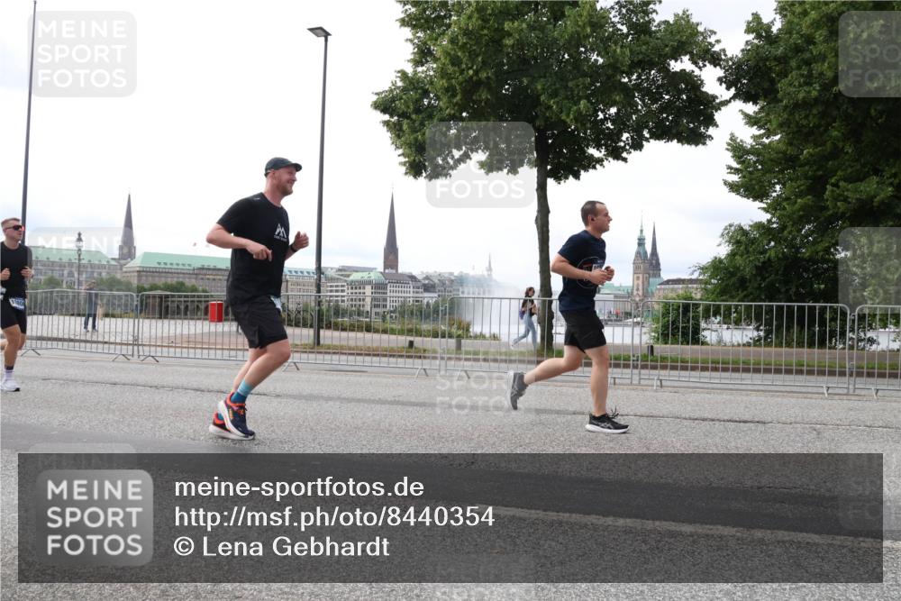 29.06.2025 - hella hamburg halbmarathon Lena Gebhardt http://msf.ph/oto/8440354 29.06.2025 10:29:17 Lombardsbrücke 1230, 1518, 1661, 1869, 2688, 3179, 3311, 3717, 4161, 4349, 4362, 4373, 4834, 4982, 5167, 6285, 6345, 6725, 7169, 7449, 7517, 8048, 8812, 9714, 10198, 10322, 10641, 10808, 10996, 11249, 11792, 11803, 11989, 12086, 12099, 12404, 12442, 12958, 13090, 13382, 14205, 14644, 15143, 15452, 15453, 15952, 15955, 16659, 16662, 16673, 16676, 17496, 18298, 18299, 18414 meine-sportfotos.de