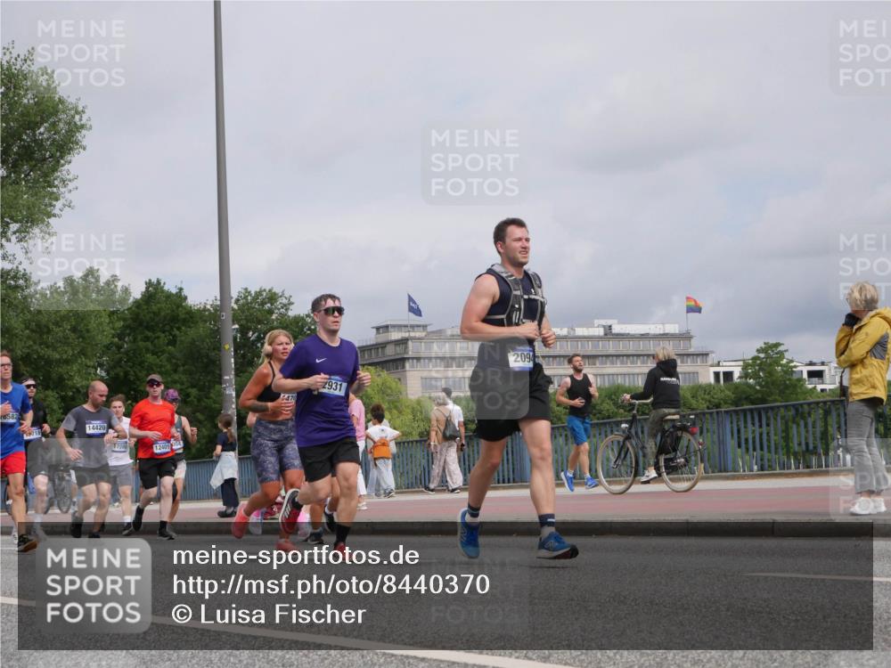 29.06.2025 - hella hamburg halbmarathon Luisa Fischer http://msf.ph/oto/8440370 29.06.2025 10:20:56 Kennedybrücke 8582, 718, 14420, 17200, 12401, 470, 2931, 2094, 1458, 1554, 1622, 2094, 2147, 2548, 2931, 3138, 5002, 5004, 5294, 7094, 7641, 8144, 9798, 10509 meine-sportfotos.de