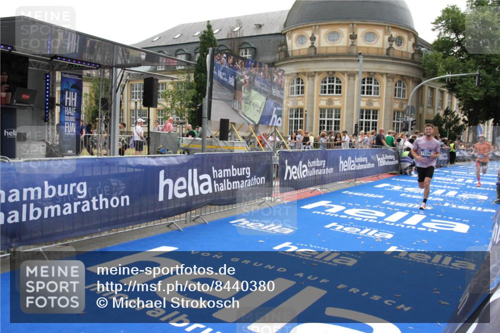 29.06.2025 - hella hamburg halbmarathon Michael Strokosch http://msf.ph/oto/8440380 29.06.2025 10:24:00 Ziel 7963, 11194, 12360, 13440, 14753 meine-sportfotos.de