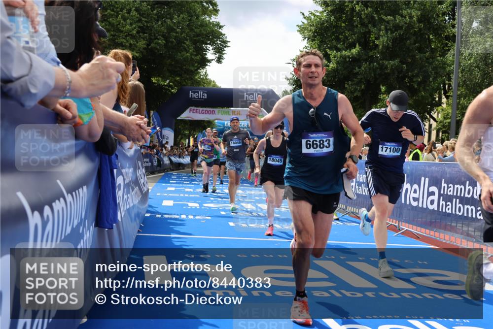 29.06.2025 - hella hamburg halbmarathon Strokosch-Dieckow http://msf.ph/oto/8440383 29.06.2025 10:41:04 Ziel 1136, 2568, 2949, 3332, 3618, 4380, 4871, 5709, 6550, 6683, 8122, 9358, 9659, 9755, 9815, 11062, 11922, 12895, 13268, 17100, 17620, 17971, 18045, 18049 meine-sportfotos.de