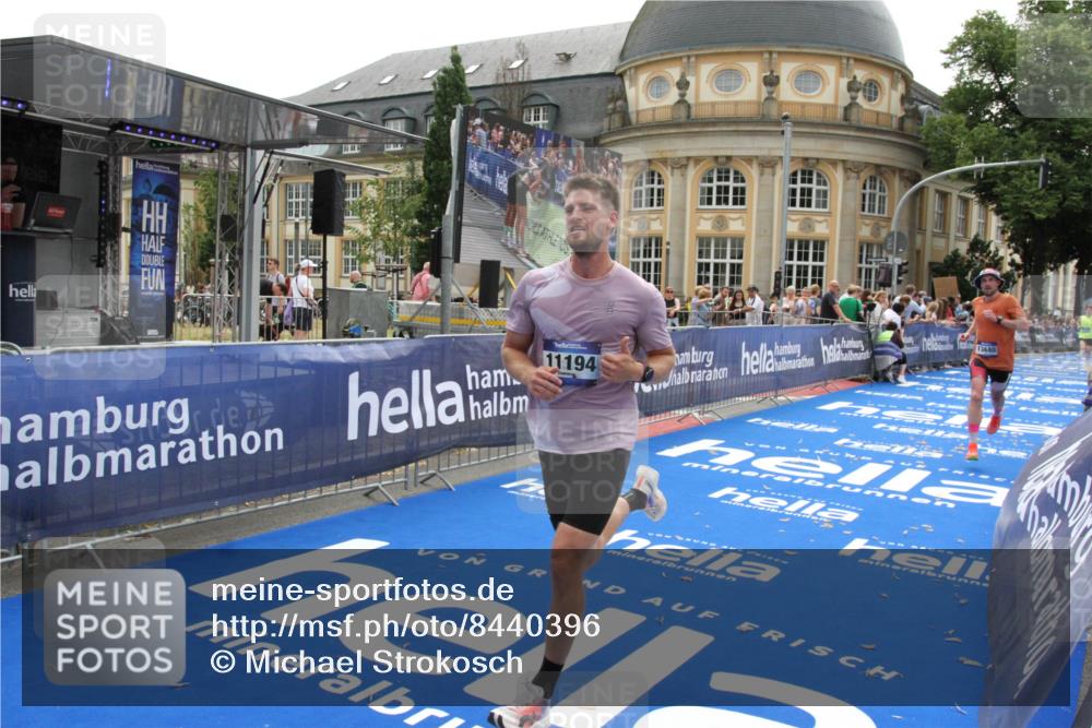 29.06.2025 - hella hamburg halbmarathon Michael Strokosch http://msf.ph/oto/8440396 29.06.2025 10:24:02 Ziel 11194, 13440, 14753 meine-sportfotos.de