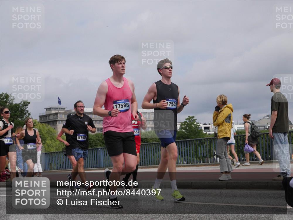 29.06.2025 - hella hamburg halbmarathon Luisa Fischer http://msf.ph/oto/8440397 29.06.2025 10:21:02 Kennedybrücke 11156, 12274, 17588, 9798, 554, 17589, 1554, 1641, 1982, 2147, 2548, 3977, 4804, 5002, 5004, 5023, 5294, 7094, 7641, 8144, 9539, 9798, 10332, 10831 meine-sportfotos.de