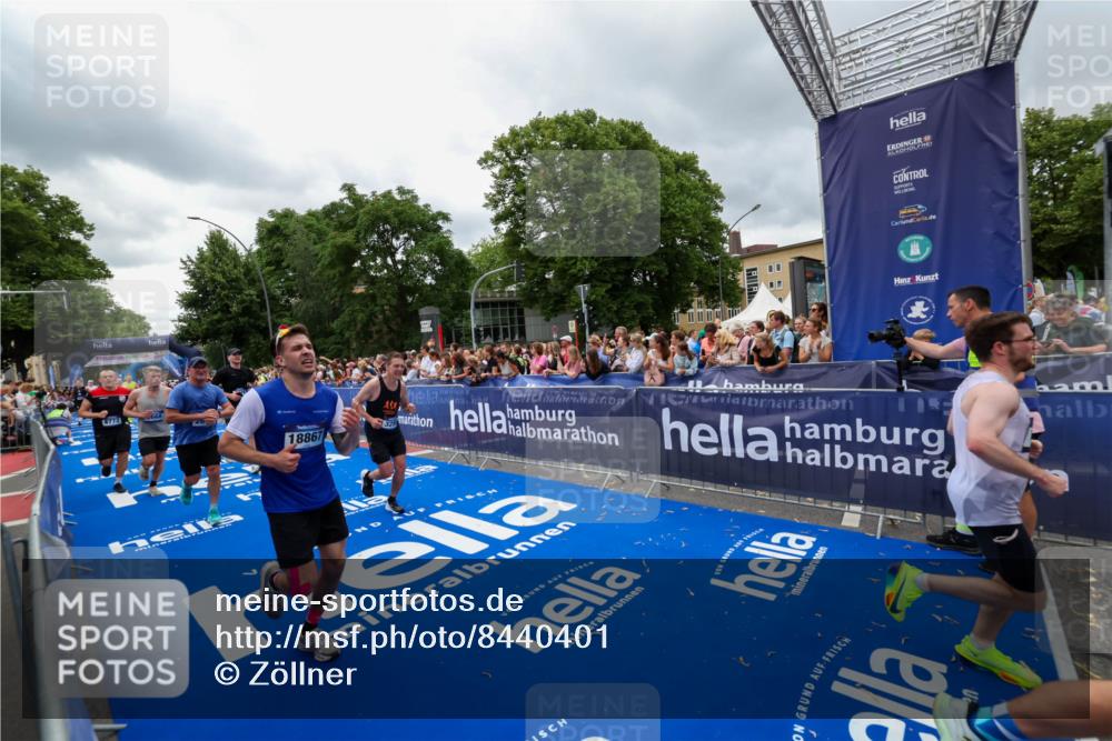 29.06.2025 - hella hamburg halbmarathon Zöllner http://msf.ph/oto/8440401 29.06.2025 10:55:57 Ziel 1179, 2612, 3256, 3668, 4772, 7147, 7976, 8968, 9246, 10084, 13474, 15868, 15884, 18125, 18867 meine-sportfotos.de