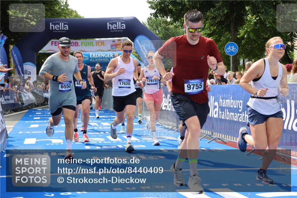 29.06.2025 - hella hamburg halbmarathon Strokosch-Dieckow http://msf.ph/oto/8440409 29.06.2025 10:41:02 Ziel 1136, 2568, 2949, 3618, 4380, 4871, 5709, 6550, 6683, 9358, 9659, 9755, 9815, 11062, 11922, 12088, 12385, 13029, 13158, 13268, 15689, 16347, 17032, 17100, 17620, 17720, 17971, 18045, 18049 meine-sportfotos.de