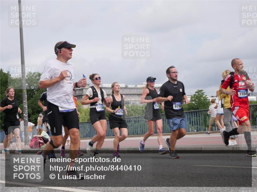 29.06.2025 - hella hamburg halbmarathon Luisa Fischer http://msf.ph/oto/8440410 29.06.2025 10:21:03 Kennedybrücke 1554, 11156, 254, 9798, 2274, 1067, 1298, 1554, 1641, 1982, 2147, 2548, 3977, 4804, 5002, 5004, 5023, 5294, 7094, 7641, 8144, 9539, 9798, 10332, 10831 meine-sportfotos.de