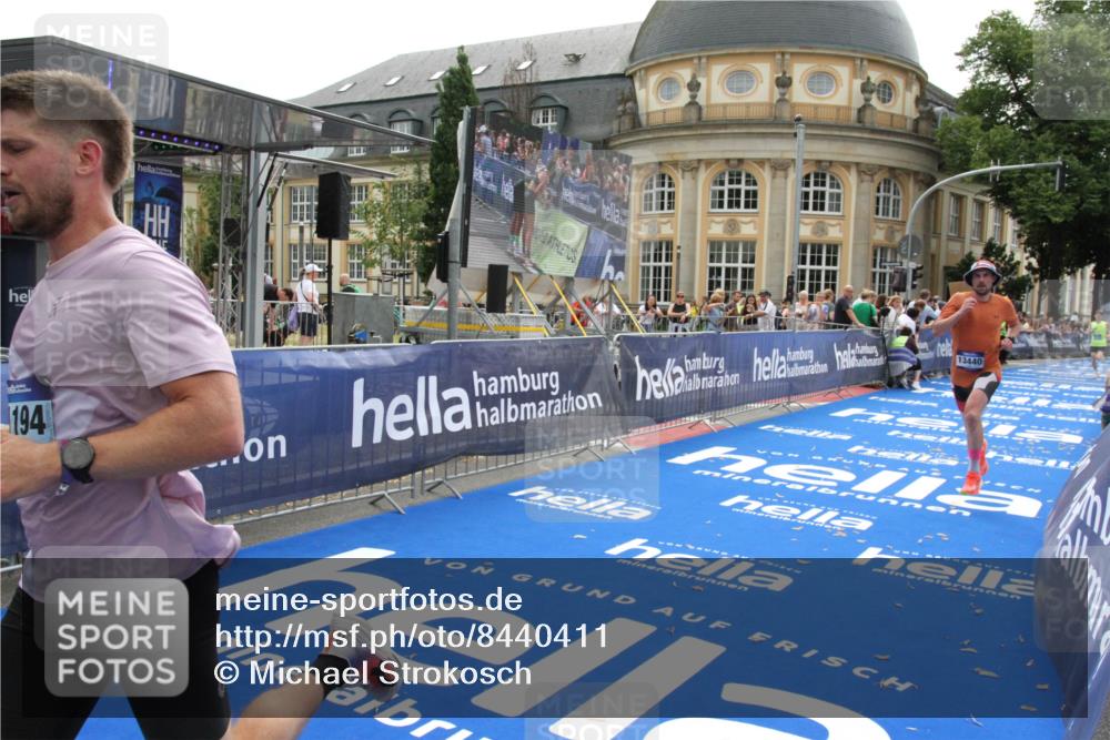 29.06.2025 - hella hamburg halbmarathon Michael Strokosch http://msf.ph/oto/8440411 29.06.2025 10:24:02 Ziel 11194, 13440, 14753 meine-sportfotos.de