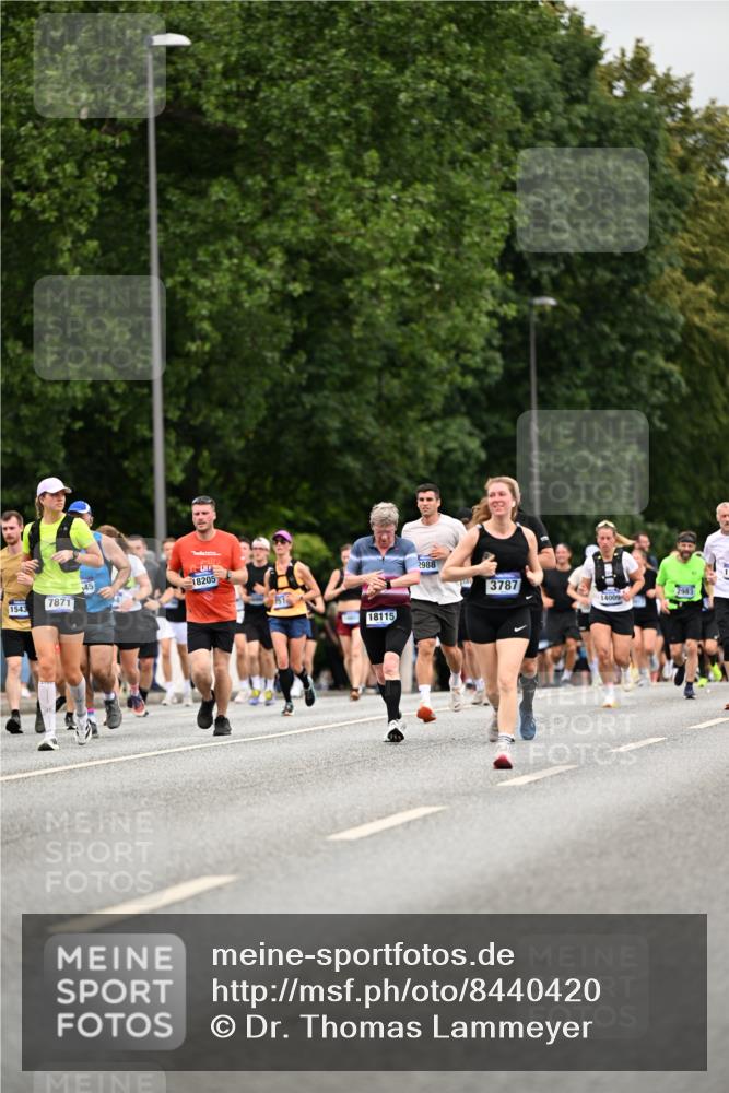 29.06.2025 - hella hamburg halbmarathon Dr. Thomas Lammeyer http://msf.ph/oto/8440420 29.06.2025 10:57:01 Kennedybrücke 1369, 2308, 2593, 2983, 2988, 3227, 3645, 3787, 5262, 6135, 6604, 6671, 7511, 7682, 7735, 7737, 7871, 8250, 8251, 9340, 10600, 10634, 10693, 10884, 11297 meine-sportfotos.de