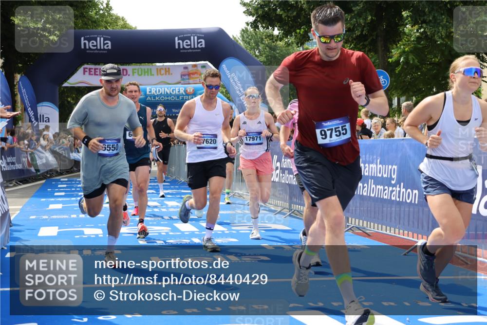 29.06.2025 - hella hamburg halbmarathon Strokosch-Dieckow http://msf.ph/oto/8440429 29.06.2025 10:41:02 Ziel 1136, 2568, 2949, 3618, 4380, 4871, 5709, 6550, 6683, 9358, 9659, 9755, 9815, 11062, 11922, 12088, 12385, 13029, 13158, 13268, 15689, 16347, 17032, 17100, 17620, 17720, 17971, 18045, 18049 meine-sportfotos.de