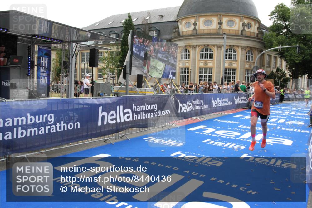 29.06.2025 - hella hamburg halbmarathon Michael Strokosch http://msf.ph/oto/8440436 29.06.2025 10:24:02 Ziel 11194, 13440, 14753 meine-sportfotos.de