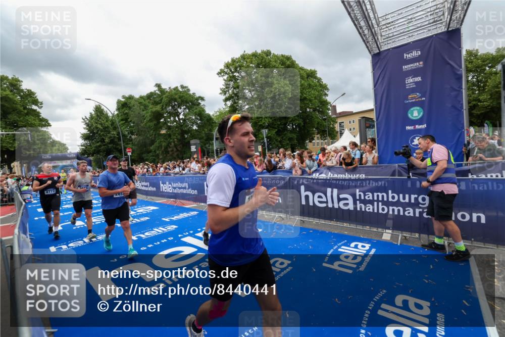 29.06.2025 - hella hamburg halbmarathon Zöllner http://msf.ph/oto/8440441 29.06.2025 10:55:58 Ziel 1179, 2612, 3256, 3668, 4772, 7147, 7976, 8968, 9246, 10084, 14867, 15184, 15868, 15884, 18867 meine-sportfotos.de