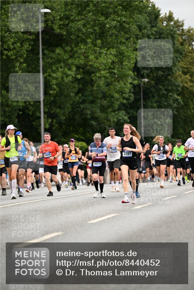 29.06.2025 - hella hamburg halbmarathon Dr. Thomas Lammeyer http://msf.ph/oto/8440452 29.06.2025 10:57:01 Kennedybrücke 1369, 2308, 2593, 2983, 2988, 3227, 3645, 3787, 5262, 6135, 6604, 6671, 7511, 7682, 7735, 7737, 7871, 8250, 8251, 9340, 10600, 10634, 10693, 10884, 11297 meine-sportfotos.de