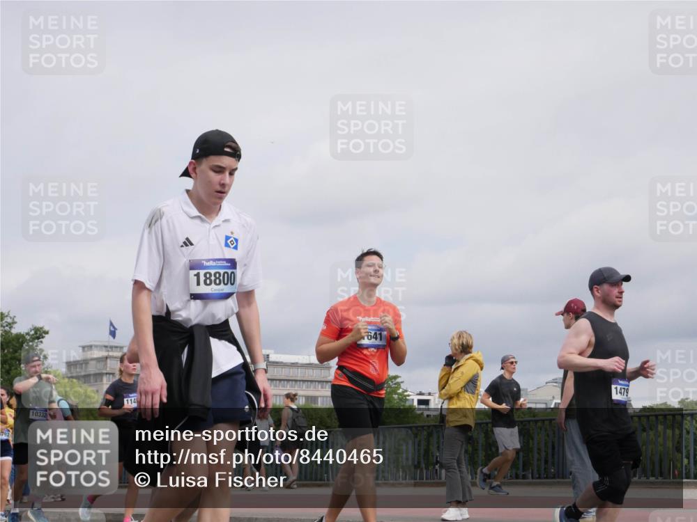 29.06.2025 - hella hamburg halbmarathon Luisa Fischer http://msf.ph/oto/8440465 29.06.2025 10:21:08 Kennedybrücke 10332, 114, 18800, 641, 1174, 1479, 1067, 1298, 1641, 1982, 2147, 2305, 2548, 3977, 4194, 4738, 4804, 5023, 7094, 7641, 8248, 9539, 9586, 9734, 10332, 10831 meine-sportfotos.de