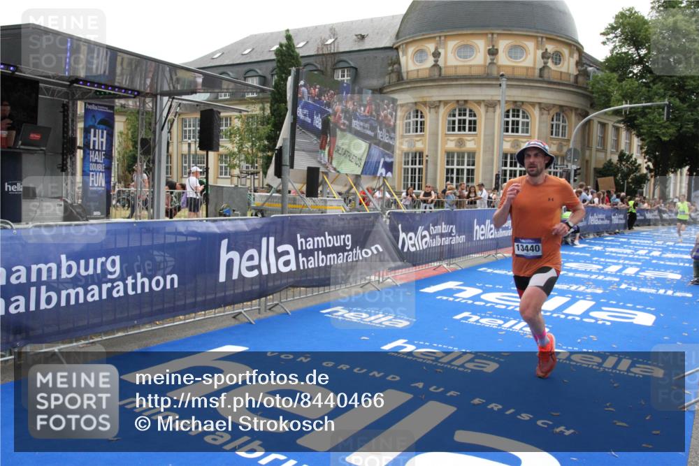 29.06.2025 - hella hamburg halbmarathon Michael Strokosch http://msf.ph/oto/8440466 29.06.2025 10:24:03 Ziel 11194, 13440, 14753 meine-sportfotos.de