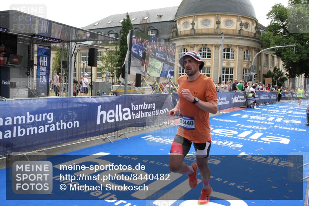 29.06.2025 - hella hamburg halbmarathon Michael Strokosch http://msf.ph/oto/8440482 29.06.2025 10:24:03 Ziel 11194, 13440, 14753 meine-sportfotos.de