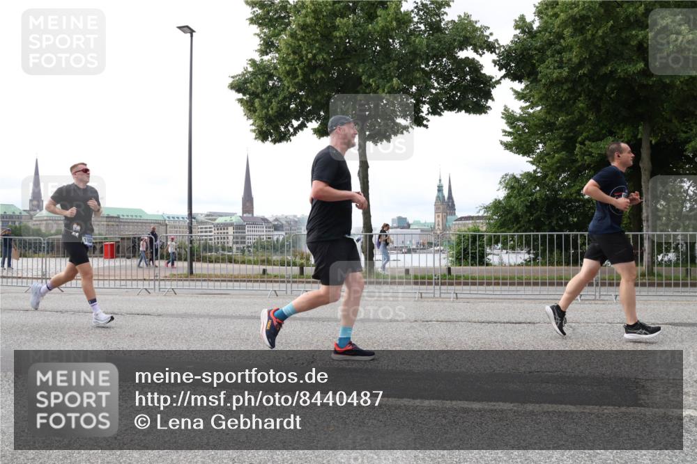 29.06.2025 - hella hamburg halbmarathon Lena Gebhardt http://msf.ph/oto/8440487 29.06.2025 10:29:18 Lombardsbrücke 1230, 1661, 1869, 2688, 3179, 3311, 3524, 3717, 4161, 4349, 4362, 4373, 4834, 4982, 5167, 6285, 6345, 6725, 7169, 7449, 7517, 7832, 8048, 8812, 9714, 10198, 10322, 10641, 10808, 10996, 11249, 11792, 11803, 11989, 12086, 12099, 12404, 12442, 12958, 13090, 13382, 14205, 14644, 15143, 15452, 15453, 15952, 15955, 16306, 16659, 16662, 16673, 16676, 17496, 17945, 18298, 18299, 18414 meine-sportfotos.de