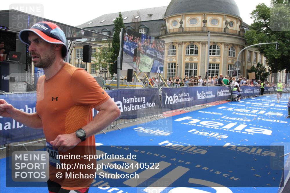 29.06.2025 - hella hamburg halbmarathon Michael Strokosch http://msf.ph/oto/8440522 29.06.2025 10:24:03 Ziel 11194, 13440, 14753 meine-sportfotos.de