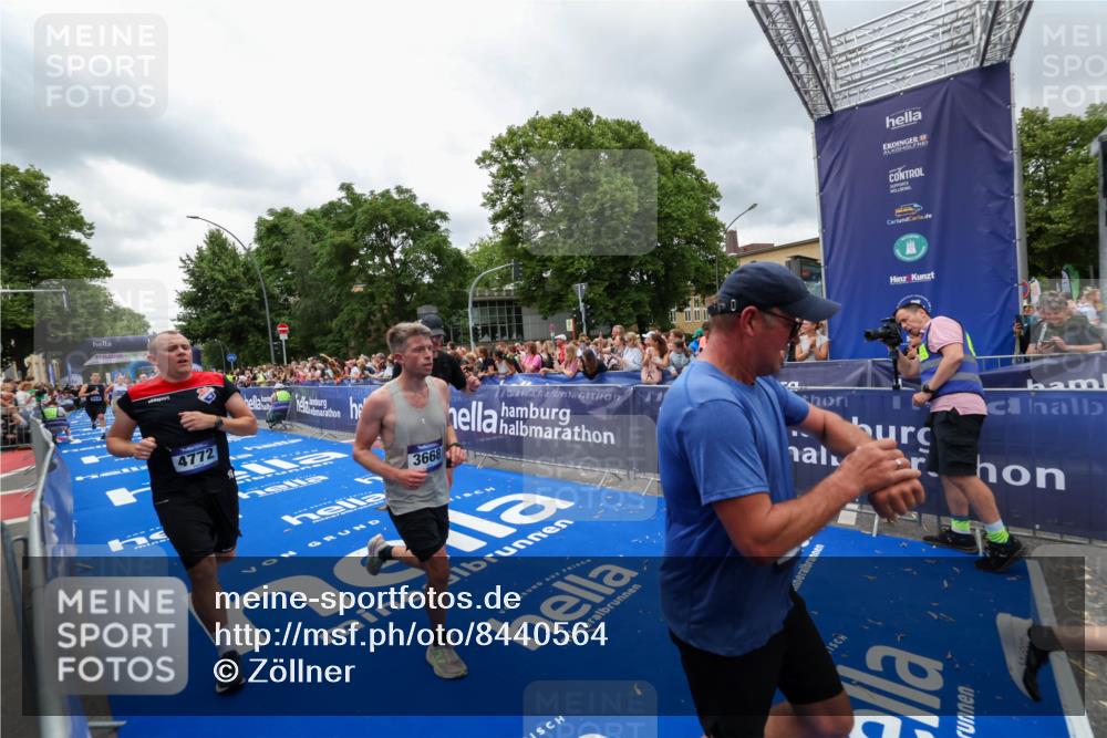 29.06.2025 - hella hamburg halbmarathon Zöllner http://msf.ph/oto/8440564 29.06.2025 10:55:59 Ziel 2612, 3256, 3668, 4772, 7147, 7976, 8968, 9246, 10084, 14867, 15184, 15868, 15884, 16176, 18867 meine-sportfotos.de