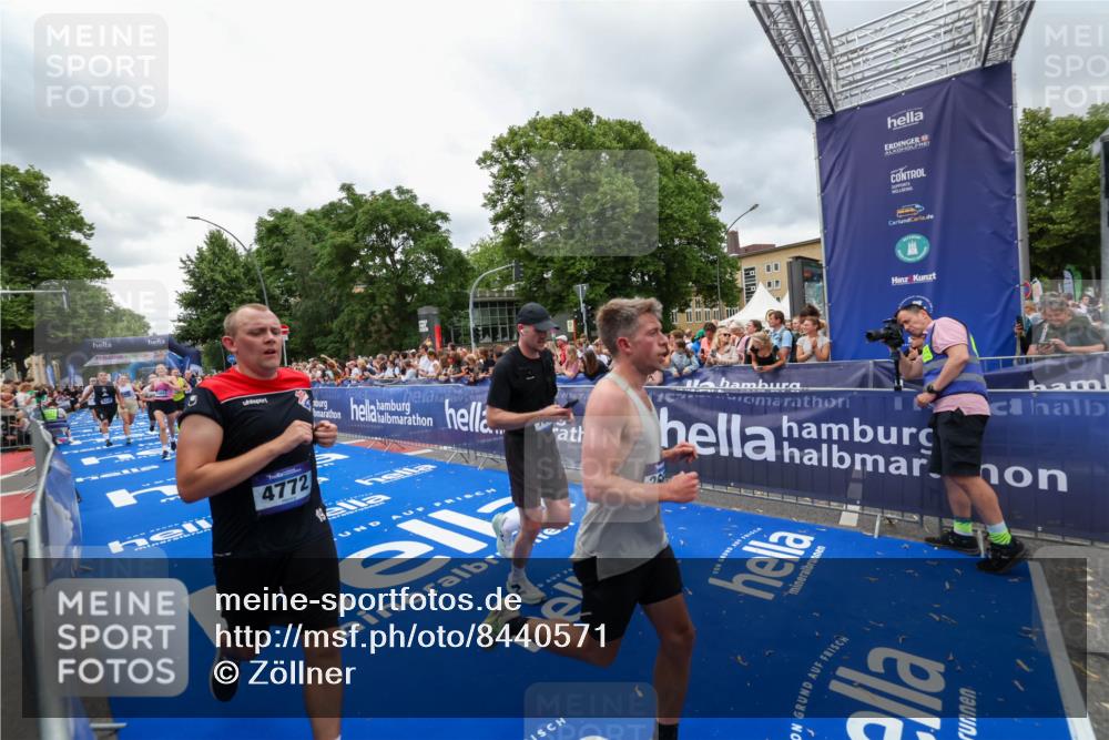 29.06.2025 - hella hamburg halbmarathon Zöllner http://msf.ph/oto/8440571 29.06.2025 10:56:00 Ziel 2612, 3668, 4772, 7147, 7976, 8968, 9246, 10084, 14867, 15184, 15868, 15884, 16176 meine-sportfotos.de