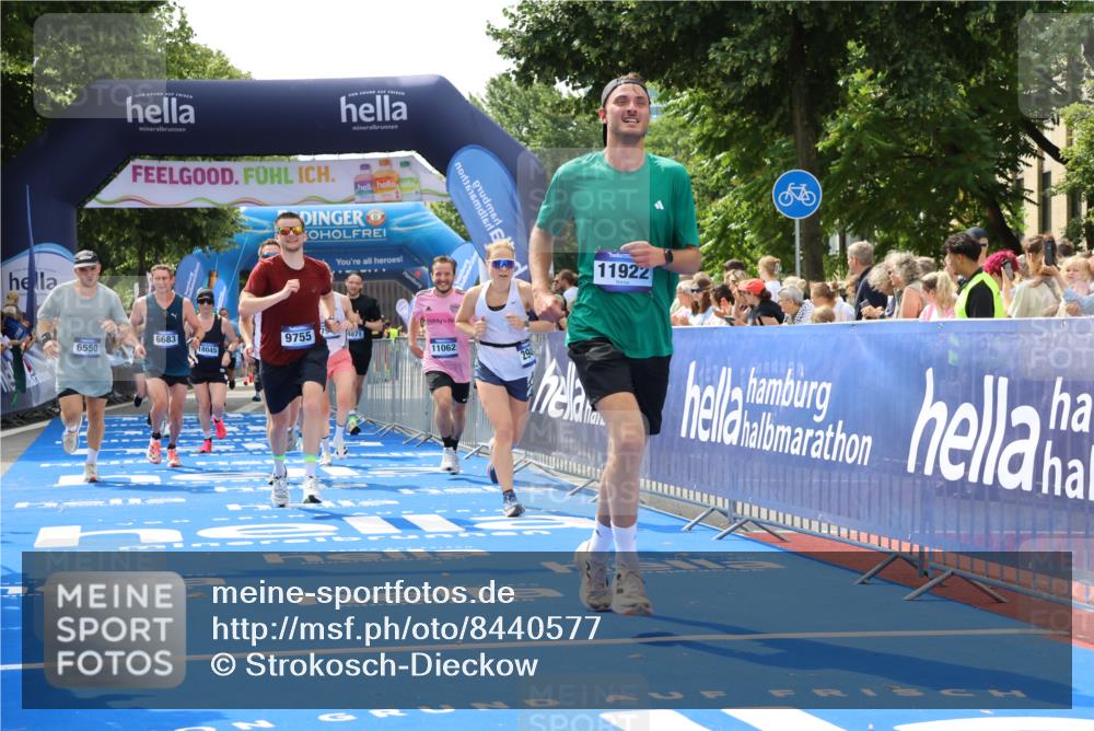 29.06.2025 - hella hamburg halbmarathon Strokosch-Dieckow http://msf.ph/oto/8440577 29.06.2025 10:41:00 Ziel 1136, 1677, 2568, 2949, 3618, 4871, 6550, 6683, 9358, 9659, 9755, 9815, 11062, 11922, 12088, 12385, 13029, 13158, 13268, 15689, 16347, 17032, 17100, 17620, 17720, 17971, 18045, 18049, 18173 meine-sportfotos.de