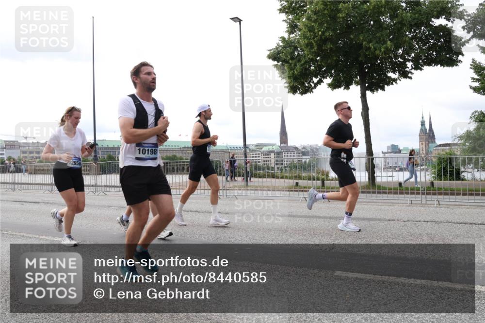 29.06.2025 - hella hamburg halbmarathon Lena Gebhardt http://msf.ph/oto/8440585 29.06.2025 10:29:19 Lombardsbrücke 12958, 10198, 1063, 1230, 1661, 1869, 2688, 3179, 3311, 3524, 3717, 4161, 4349, 4362, 4373, 4982, 5167, 6285, 6345, 6725, 7169, 7449, 7517, 7832, 8048, 8812, 9714, 10198, 10322, 10641, 10808, 10996, 11249, 11792, 11803, 11989, 12086, 12099, 12404, 12442, 12958, 13090, 13382, 14205, 14644, 15143, 15452, 15453, 15952, 15955, 16306, 16659, 16662, 16673, 16676, 17496, 17945, 18298, 18299, 18414 meine-sportfotos.de