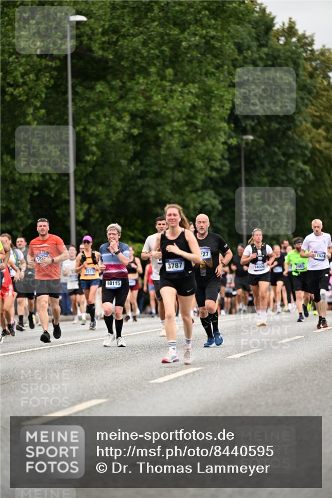 29.06.2025 - hella hamburg halbmarathon Dr. Thomas Lammeyer http://msf.ph/oto/8440595 29.06.2025 10:57:03 Kennedybrücke 1369, 2308, 2420, 2593, 2983, 2988, 3227, 3645, 3787, 5262, 6135, 6604, 6671, 7511, 7682, 7735, 7871, 8250, 8251, 9340, 10600, 10634, 10693, 10884, 11297 meine-sportfotos.de