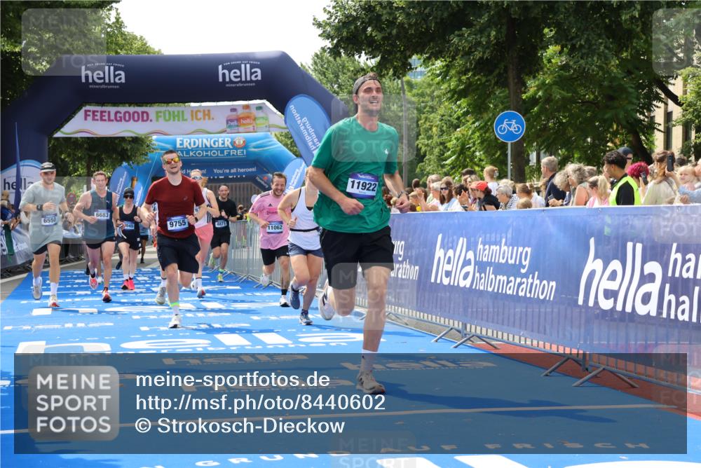 29.06.2025 - hella hamburg halbmarathon Strokosch-Dieckow http://msf.ph/oto/8440602 29.06.2025 10:41:00 Ziel 1136, 1677, 2568, 2949, 3618, 4871, 6550, 6683, 9358, 9659, 9755, 9815, 11062, 11922, 12088, 12385, 13029, 13158, 13268, 15689, 16347, 17032, 17100, 17620, 17720, 17971, 18045, 18049, 18173 meine-sportfotos.de