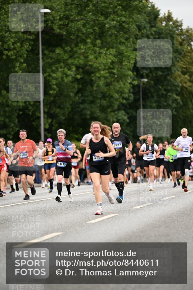 29.06.2025 - hella hamburg halbmarathon Dr. Thomas Lammeyer http://msf.ph/oto/8440611 29.06.2025 10:57:03 Kennedybrücke 1369, 2308, 2420, 2593, 2983, 2988, 3227, 3645, 3787, 5262, 6135, 6604, 6671, 7511, 7682, 7735, 7871, 8250, 8251, 9340, 10600, 10634, 10693, 10884, 11297 meine-sportfotos.de