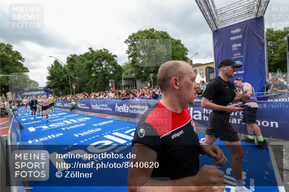 29.06.2025 - hella hamburg halbmarathon Zöllner http://msf.ph/oto/8440620 29.06.2025 10:56:00 Ziel 2612, 3668, 4772, 7147, 7976, 8968, 9246, 10084, 14867, 15184, 15868, 15884, 16176 meine-sportfotos.de