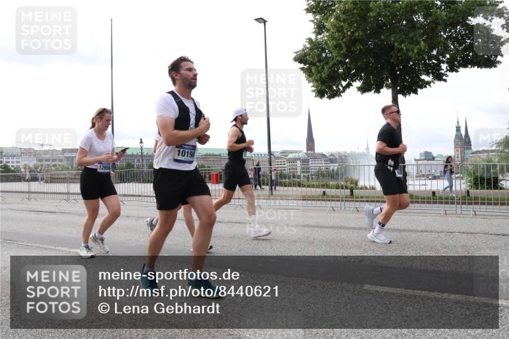 29.06.2025 - hella hamburg halbmarathon Lena Gebhardt http://msf.ph/oto/8440621 29.06.2025 10:29:19 Lombardsbrücke 12958, 10198, 1063, 1230, 1661, 1869, 2688, 3179, 3311, 3524, 3717, 4161, 4349, 4362, 4373, 4982, 5167, 6285, 6345, 6725, 7169, 7449, 7517, 7832, 8048, 8812, 9714, 10198, 10322, 10641, 10808, 10996, 11249, 11792, 11803, 11989, 12086, 12099, 12404, 12442, 12958, 13090, 13382, 14205, 14644, 15143, 15452, 15453, 15952, 15955, 16306, 16659, 16662, 16673, 16676, 17496, 17945, 18298, 18299, 18414 meine-sportfotos.de
