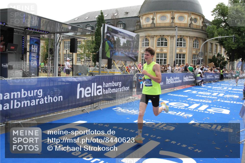 29.06.2025 - hella hamburg halbmarathon Michael Strokosch http://msf.ph/oto/8440623 29.06.2025 10:24:07 Ziel 9269, 10234, 14753, 17614, 19041 meine-sportfotos.de
