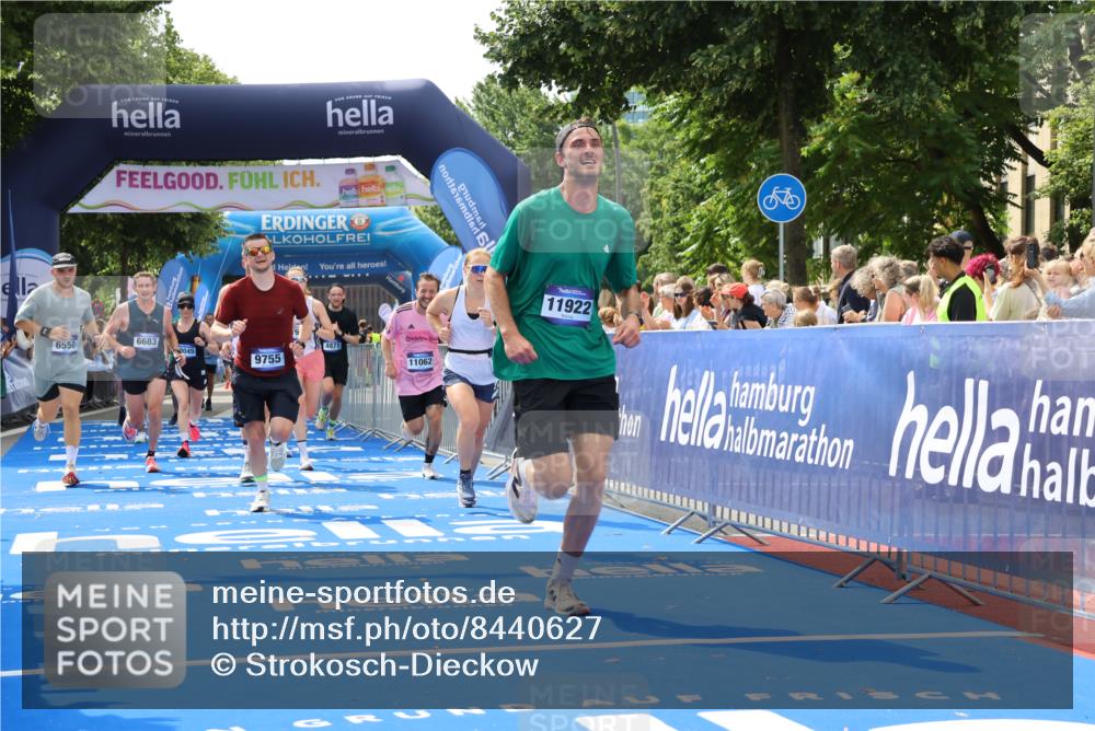 29.06.2025 - hella hamburg halbmarathon Strokosch-Dieckow http://msf.ph/oto/8440627 29.06.2025 10:41:00 Ziel 1136, 1677, 2568, 2949, 3618, 4871, 6550, 6683, 9358, 9659, 9755, 9815, 11062, 11922, 12088, 12385, 13029, 13158, 13268, 15689, 16347, 17032, 17100, 17620, 17720, 17971, 18045, 18049, 18173 meine-sportfotos.de