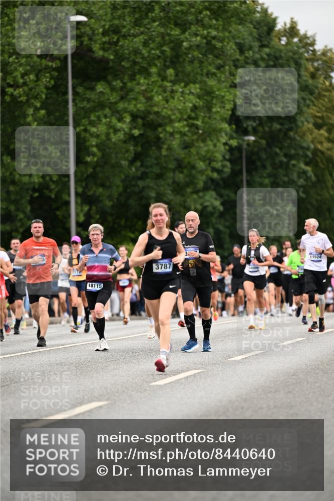 29.06.2025 - hella hamburg halbmarathon Dr. Thomas Lammeyer http://msf.ph/oto/8440640 29.06.2025 10:57:03 Kennedybrücke 1369, 2308, 2420, 2593, 2983, 2988, 3227, 3645, 3787, 5262, 6135, 6604, 6671, 7511, 7682, 7735, 7871, 8250, 8251, 9340, 10600, 10634, 10693, 10884, 11297 meine-sportfotos.de